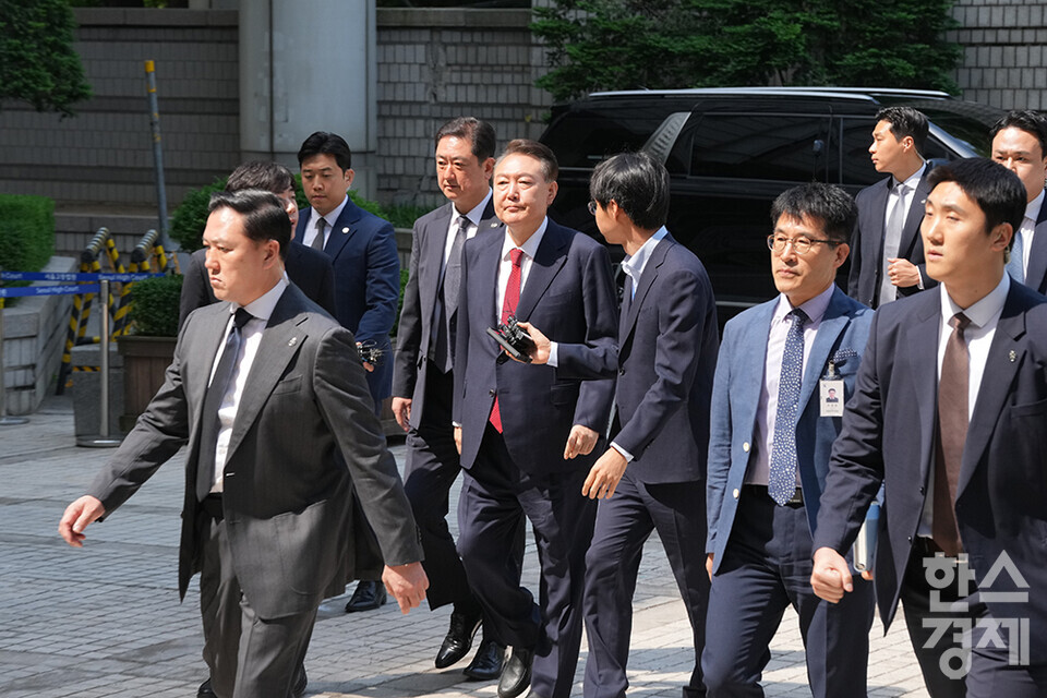 내란 우두머리 혐의로 기소된 윤석열 전 대통령이 26일 오전 서울중앙지방법원에서 열리는 5차 공판 출석을 위해 법원으로 들어서고 있다. /최대성 기자 dpdaesung@sporbiz.co.kr 2025.05.26.