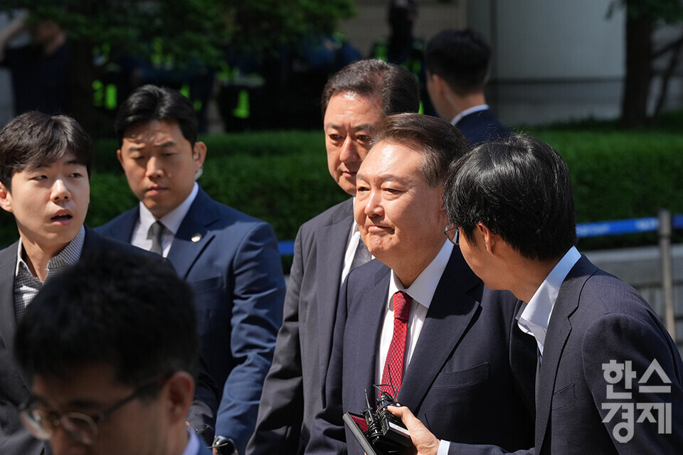 내란 우두머리 혐의로 기소된 윤석열 전 대통령이 26일 오전 서울중앙지방법원에서 열리는 5차 공판 출석을 위해 법원으로 들어서고 있다. /최대성 기자 dpdaesung@sporbiz.co.kr 2025.05.26.