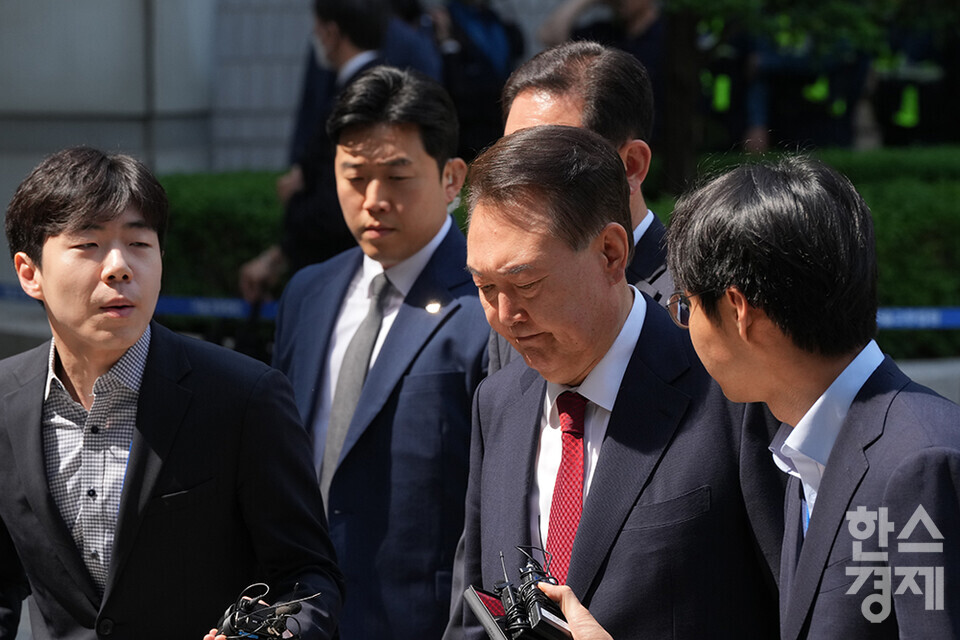 내란 우두머리 혐의로 기소된 윤석열 전 대통령이 26일 오전 서울중앙지방법원에서 열리는 5차 공판 출석을 위해 법원으로 들어서고 있다. /최대성 기자 dpdaesung@sporbiz.co.kr 2025.05.26.