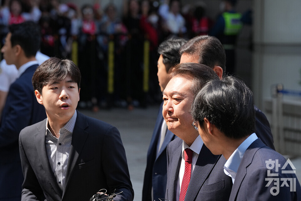 내란 우두머리 혐의로 기소된 윤석열 전 대통령이 26일 오전 서울중앙지방법원에서 열리는 5차 공판 출석을 위해 법원으로 들어서고 있다. /최대성 기자 dpdaesung@sporbiz.co.kr 2025.05.26.