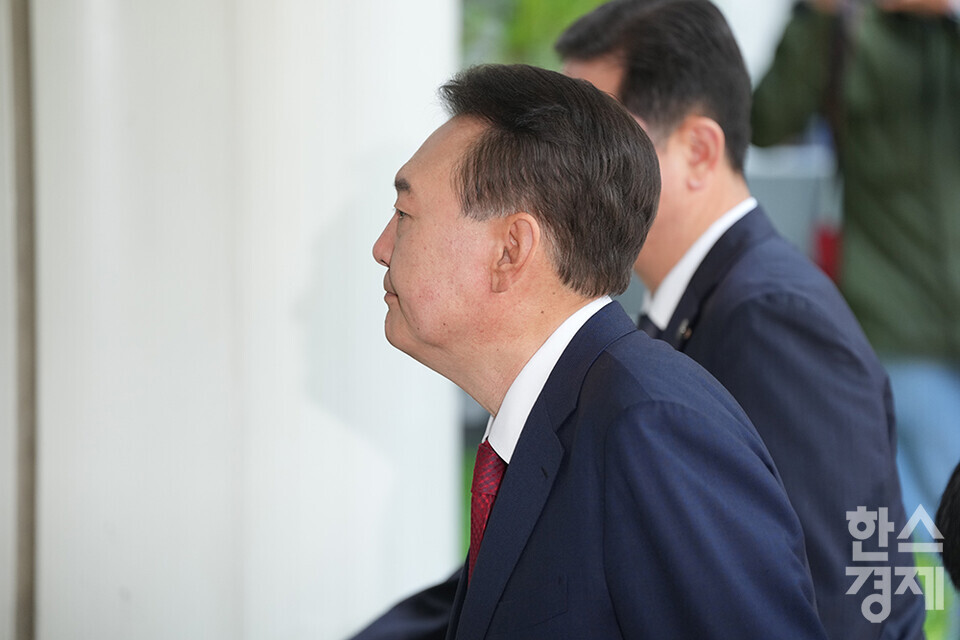 내란 우두머리 혐의로 기소된 윤석열 전 대통령이 26일 오전 서울중앙지방법원에서 열리는 5차 공판 출석을 위해 법원으로 들어서고 있다. /최대성 기자 dpdaesung@sporbiz.co.kr 2025.05.26.