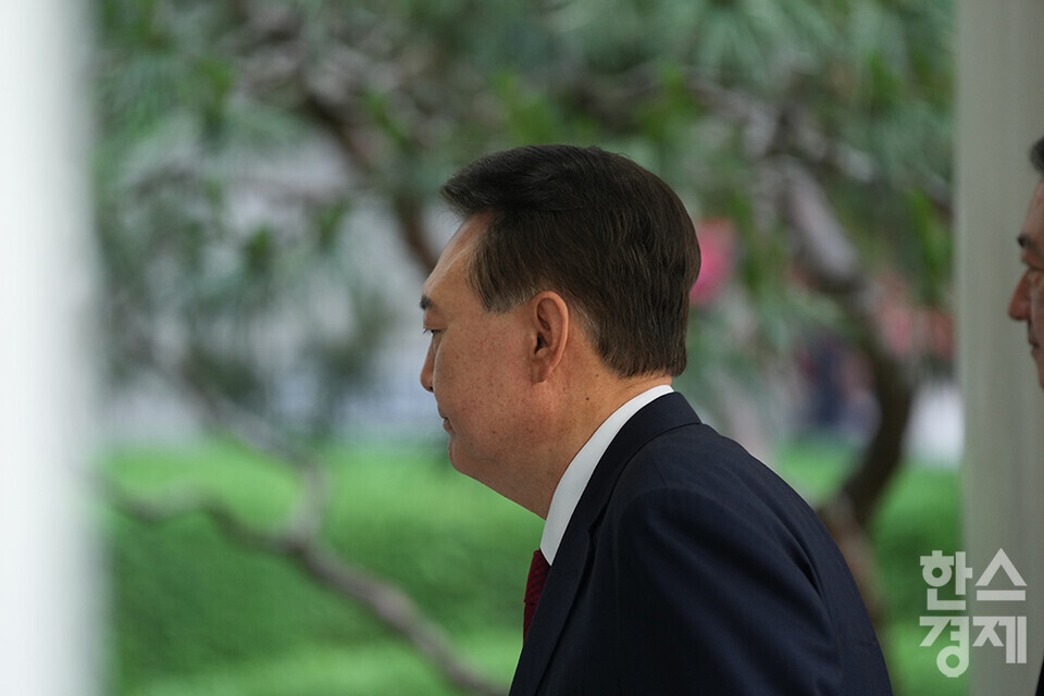 내란 우두머리 혐의로 기소된 윤석열 전 대통령이 26일 오전 서울중앙지방법원에서 열리는 5차 공판 출석을 위해 법원으로 들어서고 있다. /최대성 기자 dpdaesung@sporbiz.co.kr 2025.05.26.