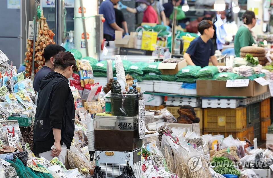 한국은행이 27일 발표한 '2025년 5월 소비자동향조사 결과'에 따르면 소비자들의 경제상황에 대한 심리를 종합적으로 나타내는 소비자심리지수(CCSI)는 101.8로 전월 대비 8.0p 올랐다. /연합뉴스