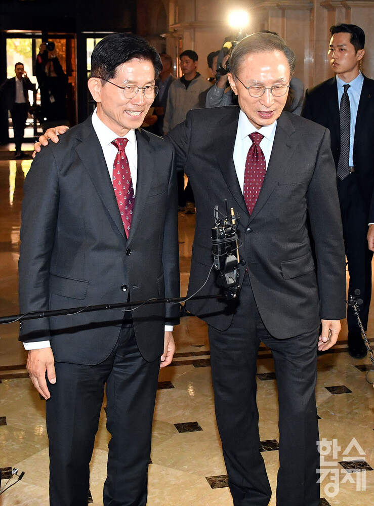 김문수 국민의힘 대통령 후보와 이명박 전 대통령이 27일 서울 여의도의 한 호텔에서 회동하고 있다. /최대성 기자 dpdaesung@sporbiz.co.kr 2025.05.27.