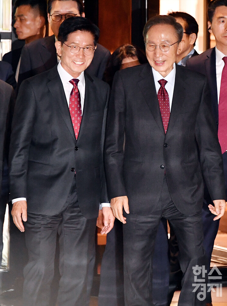 김문수 국민의힘 대통령 후보와 이명박 전 대통령이 27일 서울 여의도의 한 호텔에서 회동하고 있다. /최대성 기자 dpdaesung@sporbiz.co.kr 2025.05.27.