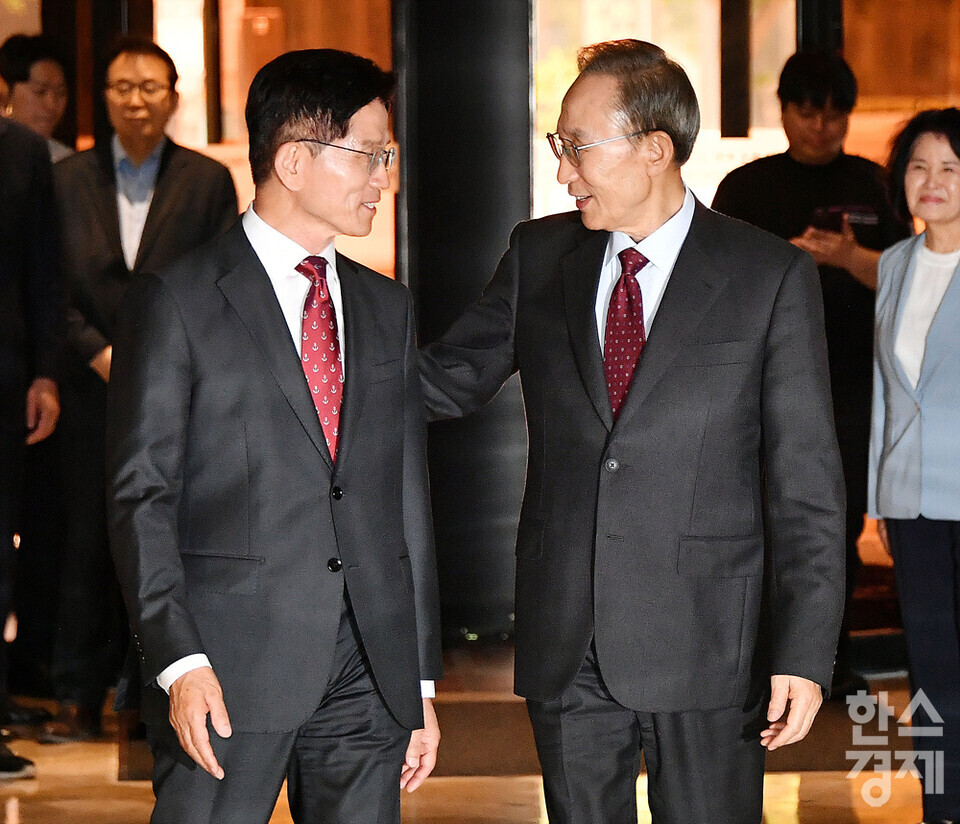 김문수 국민의힘 대통령 후보와 이명박 전 대통령이 27일 서울 여의도의 한 호텔에서 회동하고 있다. /최대성 기자 dpdaesung@sporbiz.co.kr 2025.05.27.