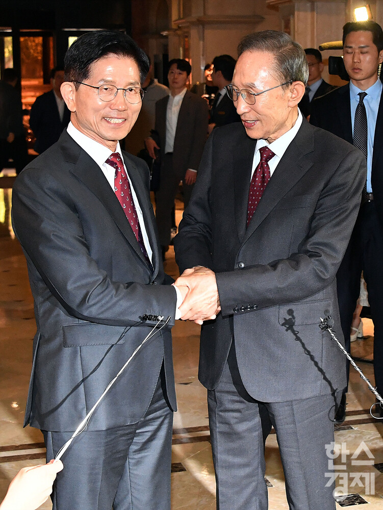 김문수 국민의힘 대통령 후보와 이명박 전 대통령이 27일 서울 여의도의 한 호텔에서 회동하고 있다. /최대성 기자 dpdaesung@sporbiz.co.kr 2025.05.27.