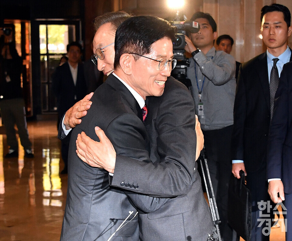 김문수 국민의힘 대통령 후보와 이명박 전 대통령이 27일 서울 여의도의 한 호텔에서 회동하고 있다. /최대성 기자 dpdaesung@sporbiz.co.kr 2025.05.27.