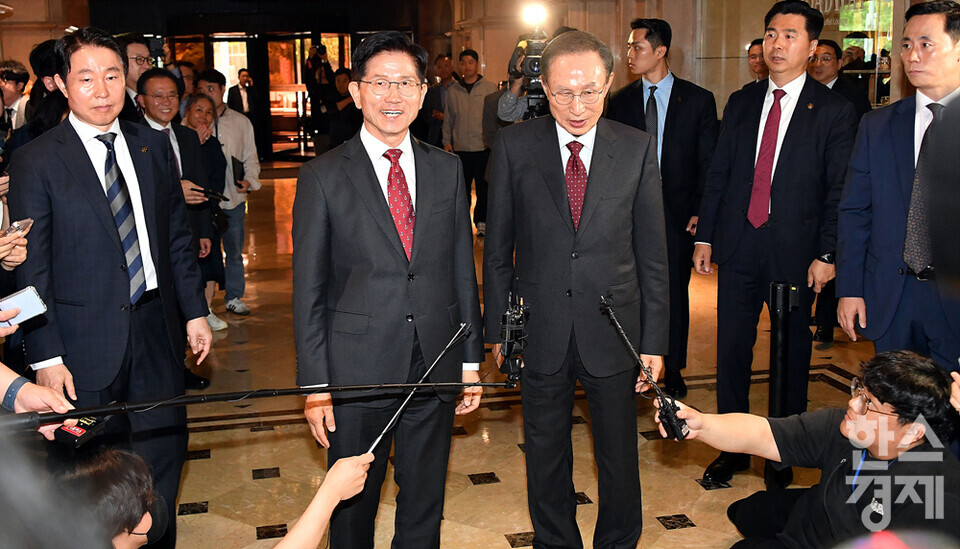 김문수 국민의힘 대통령 후보와 이명박 전 대통령이 27일 서울 여의도의 한 호텔에서 회동하고 있다. /최대성 기자 dpdaesung@sporbiz.co.kr 2025.05.27.