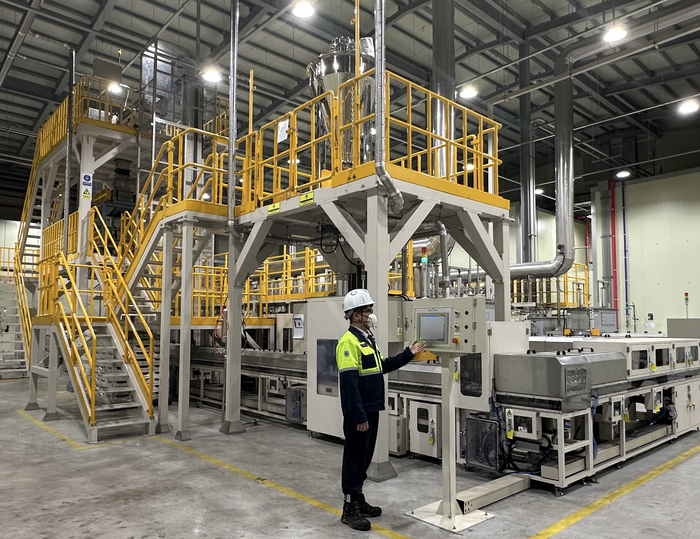 포스코퓨처엠 직원이 세종 기술연구소 파일럿 플랜트에서 LMR 양극재 제품 생산을 테스트하고 있다./포스코퓨처엠 제공