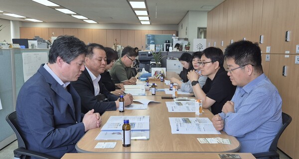 강영석 익산시 부시장이 산림청을 방문해 지역현안 사업을 설명하고 있다./익산시