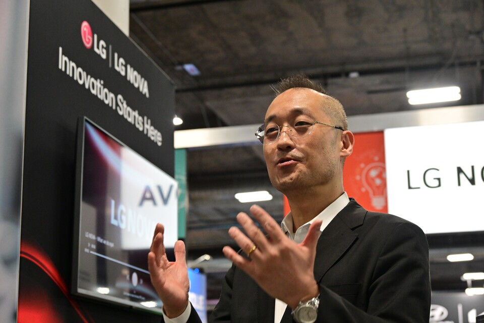 올해 초 세계 최대 가전·IT 전시회 CES 2025에서 LG NOVA 이석우 부사장이 LG전자와 협업을 구체화하는 스타트업과 혁신 기술을 소개하고 있는 모습. / 