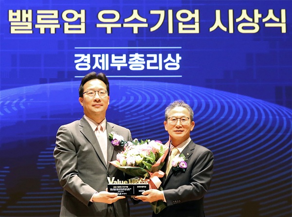 KB금융그룹이 지난 27일 여의도 한국거래소에서 열린 ‘밸류업 우수기업 시상식’에서 ‘밸류업 우수기업 경제부총리상’을 수상했다고 28일 밝혔다. /KB금융그룹 제공 