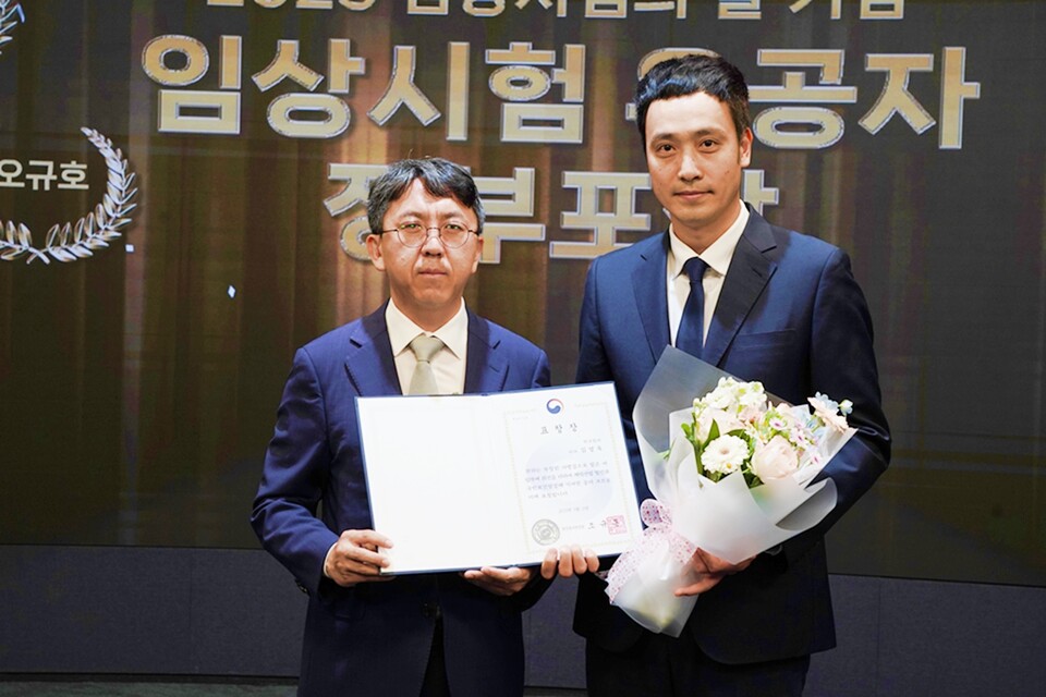 김영욱 한국릴리 임상 팀 이사(오른쪽), 보건복지부 장관 표창 수상. /한국릴리 제공