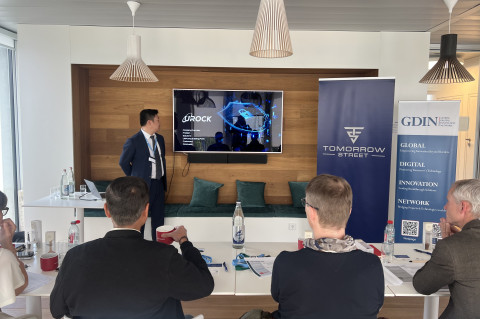 ‘스케일업 케이’에 참여한 정보보안기업 유락이 보다폰 임직원을 대상으로 자사 솔루션을 소개하고 있다./글로벌디지털혁신네트워크