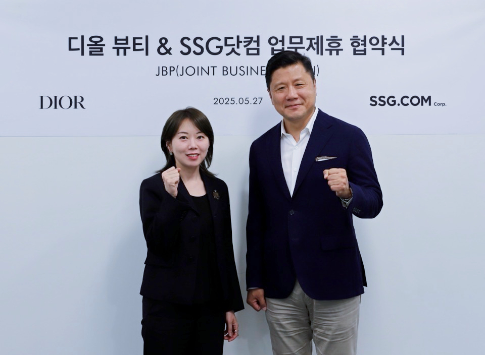 최훈학 SSG닷컴 대표이사(오른쪽)와 김백남 크리스챤 디올 뷰티 코리아 지사장이 업무협약 체결 후 기념사진을 촬영하고 있다. / SSG닷컴 제공