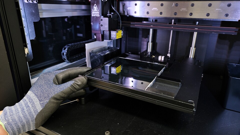삼성전자서비스 엔지니어가 전문 장비를 활용해 스마트폰 디스플레이 단품 수리를 하는 모습 / 삼성전자 