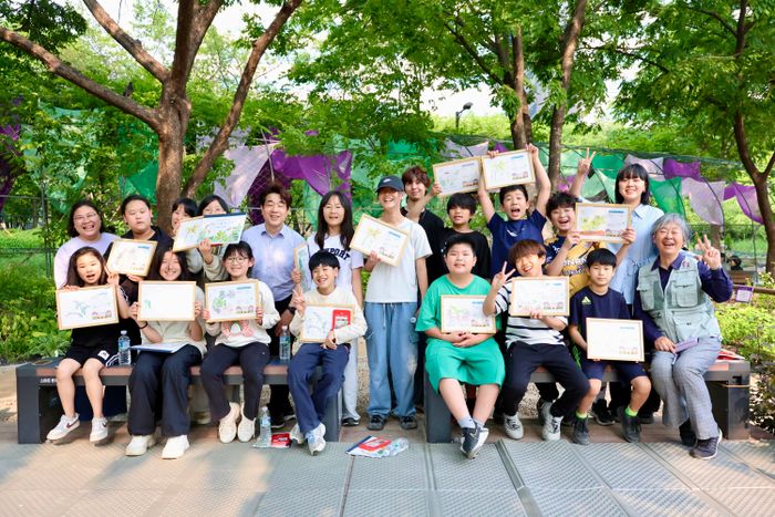 KTis는 28일 서울 보라매공원 ‘알파랑’ 정원에서 ‘ESG 산림 생태복원 국가희귀특산식물을 그리다’ 행사를 개최했다./ KTis