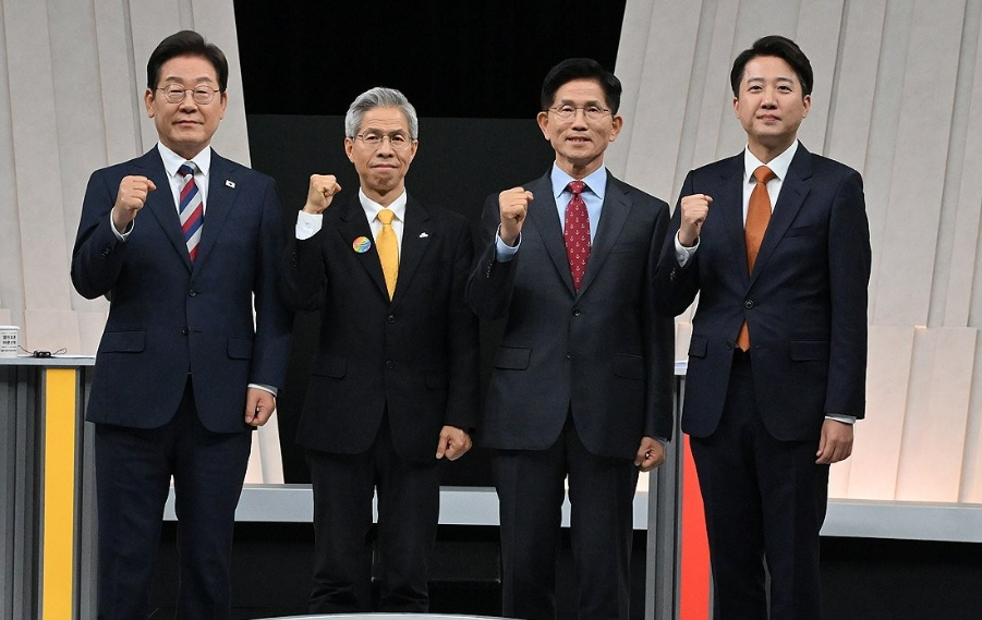 더불어민주당 이재명·민주노동당 권영국·국민의힘 김문수·개혁신당 이준석(왼쪽부터 순서대로) 대선 후보가 27일 서울 마포구 상암동 MBC 스튜디오에서 진행된 정치 분야 TV토론회에 앞서 포즈를 취하고 있다. /연합뉴스·국회사진기자단