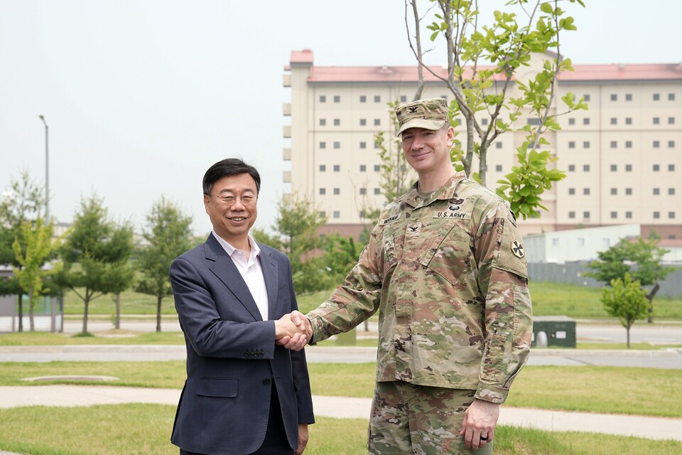 신상진 성남시장이 29일, 경기도 평택에 위치한 주한미군 험프리스 기지를 방문해 라이언 K. 워크맨 기지사령관과 한미 협력 강화를 위한 뜻을 모았다./ 성남시 제공