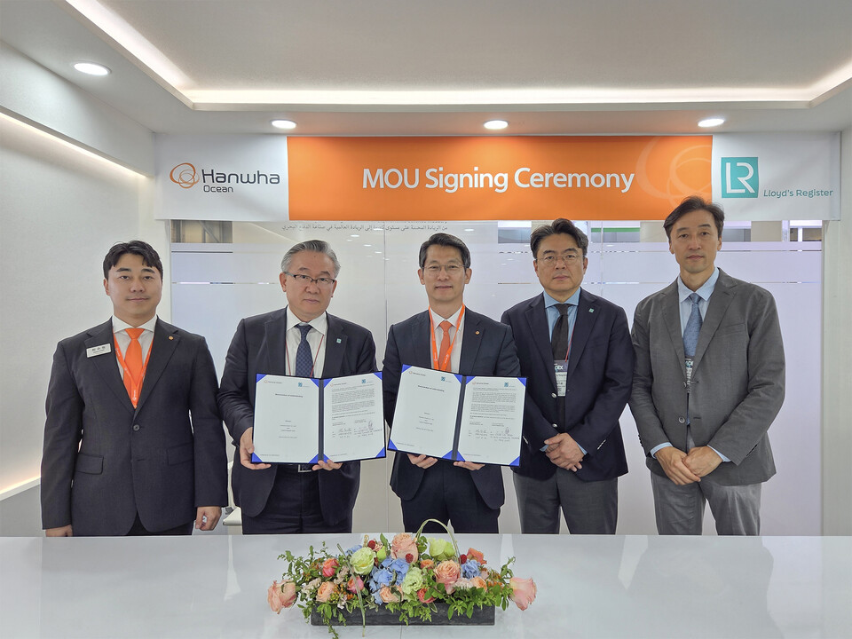 지난달 30일 부산 벡스코 MADEX 현장에서 한화오션 특수선해외사업단장 정승균 부사장(가운데)과 로이드 선급 극동아시아 사업총괄 홍충식 부사장(왼쪽 두번째) 등 양사 관계자들이 해외 함정 수출을 위한 전략적 협력 MOU를 체결한 뒤 기념 촬영을 하고 있다./한화오션
