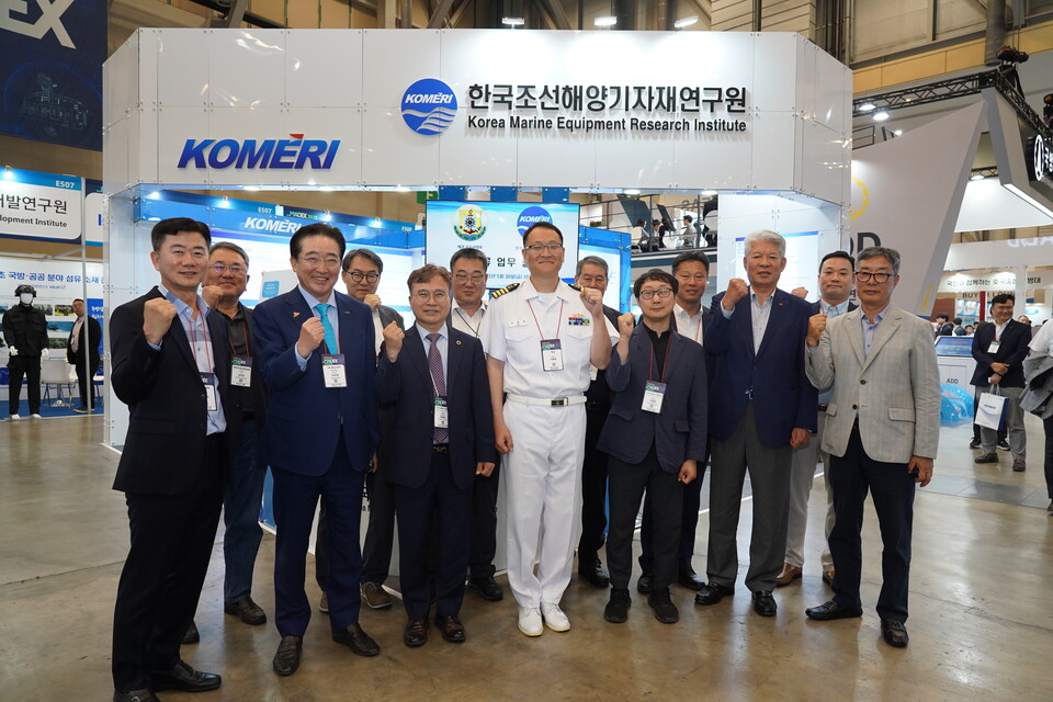 배정철 한국조선해양기자재연구원 원장(앞줄 왼쪽 세 번째)과 이용욱 해군 군수사령부 처장(네번째) 등 양 기관 관계자들이 지난달 30일 벡스코 국제해양방위산업전 전시장에서 진행된 ‘상호교류 협력 강화를 위한 양해각서’ 체결식에 참석해 기념 촬영을 하고 있다./한국조선해양기자재연구원 