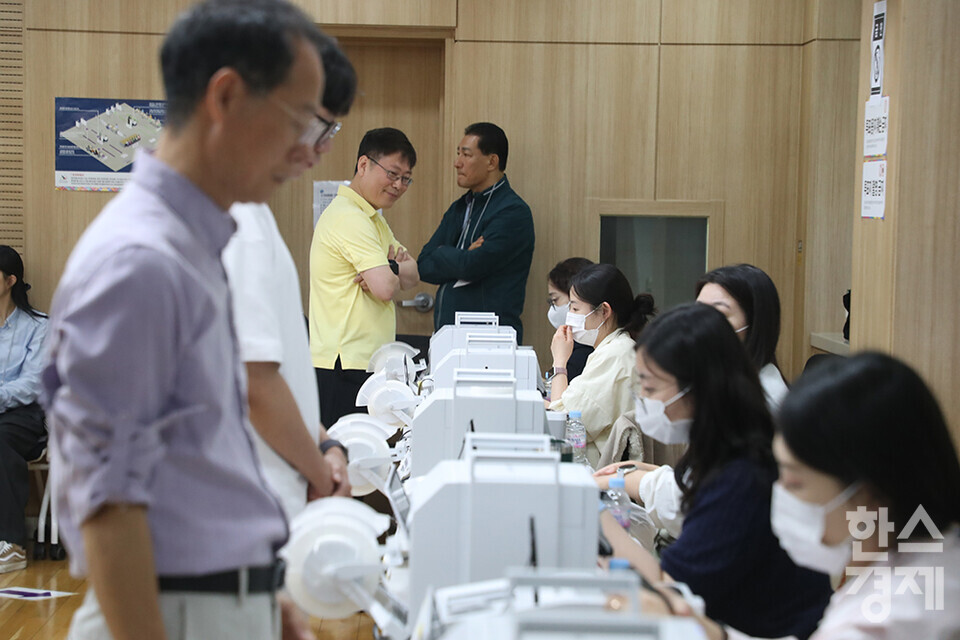 제21대 대통령 선거 사전투표 둘째 날인 30일 서울 영등포구 여의동주민센터 사전투표소에서 시민들이 투표를 하고 있다. /최대성 기자 dpdaesung@sporbiz.co.kr 2025.05.30.