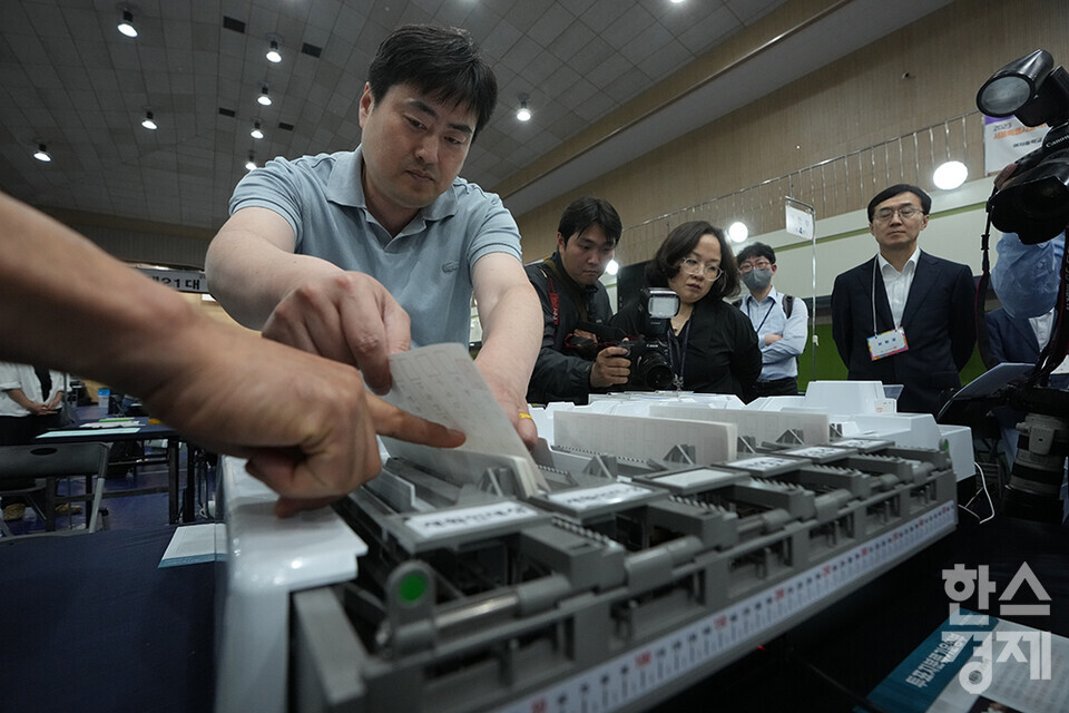 2일 오후 서울 용산구 신광여자고등학교에서 제21대 대통령선거 관련 투표용지분류기 최종 모의시험이 진행되고 있다.  / 최대성 기자 dpdaesung@sporbiz.co.kr 2025.06.02. 