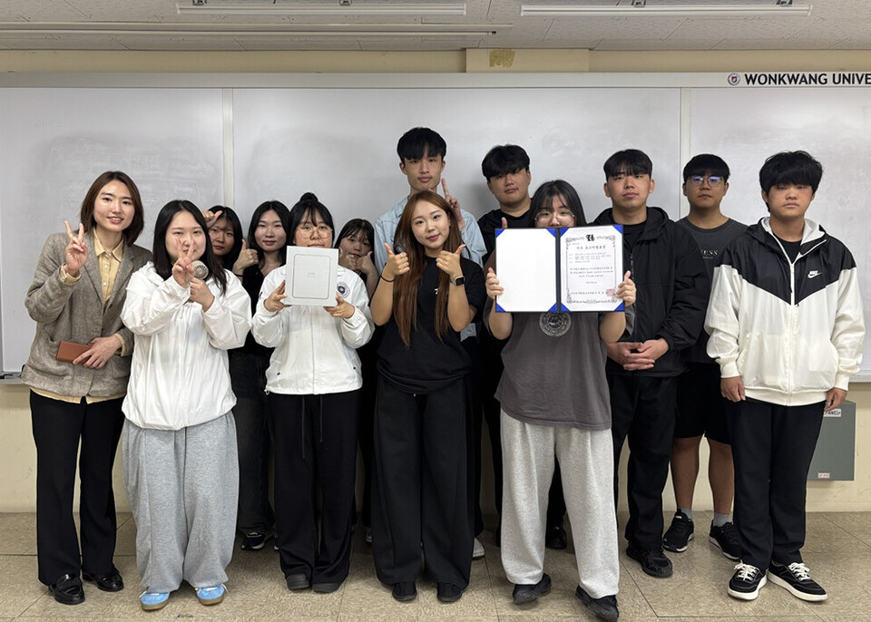 원광대학교 안전보건학과 최윤희 교수와 재학생 11명이 2025년 (사)한국환경보건학회 봄 정기학술대회에서 우수포스터 발표상을 수상해 주목을 받고 있다./원광대