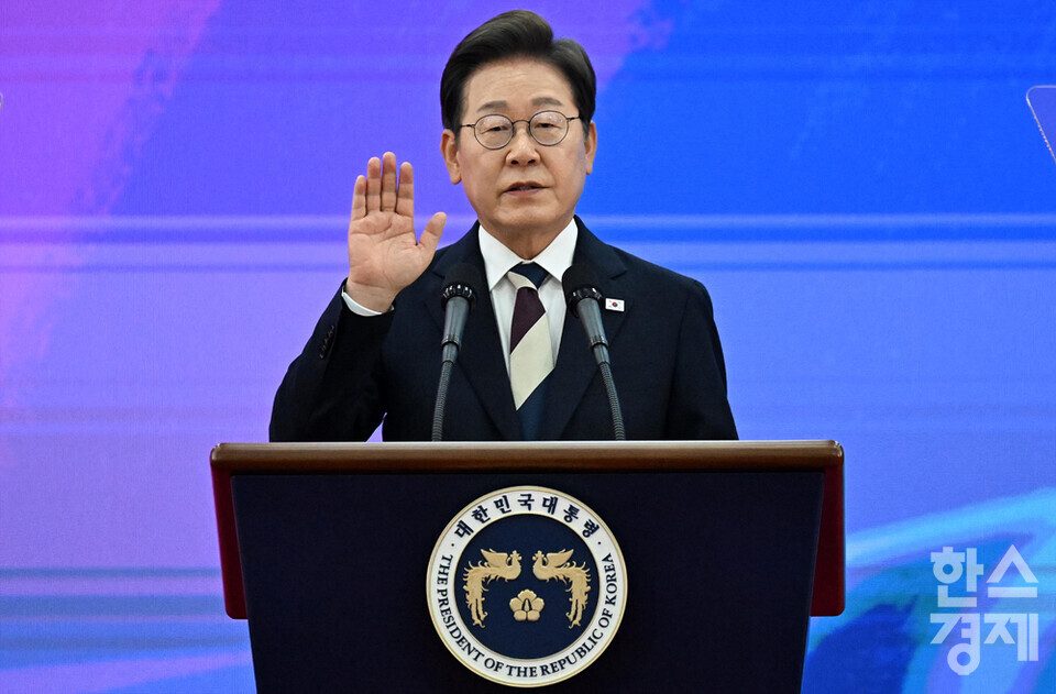 이재명 대통령 당선인이 4일 서울 여의도 국회 로텐더홀에서 열린 21대 대통령 취임식에 참석해 선서하고 있다. / 최대성 기자 dpdaesung@sporbiz.co.kr 2025.06.04.