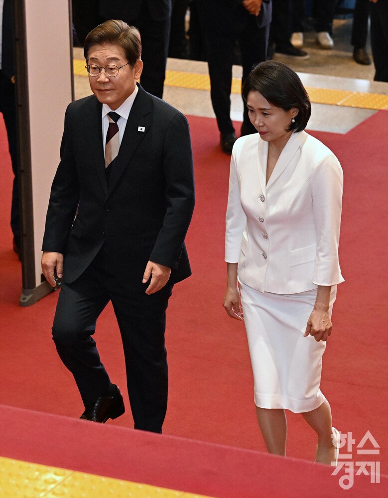 이재명 대통령 당선인과, 아내  김혜경 여사가 4일 서울 여의도 국회 로텐더홀에서 열린 21대 대통령 취임식에 참석하고 있다. / 최대성 기자 dpdaesung@sporbiz.co.kr 2025.06.04.