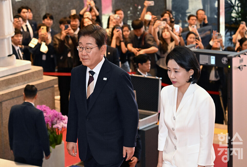이재명 대통령 당선인과, 아내  김혜경 여사가 4일 서울 여의도 국회 로텐더홀에서 열린 21대 대통령 취임식에 참석하고 있다. / 최대성 기자 dpdaesung@sporbiz.co.kr 2025.06.04.