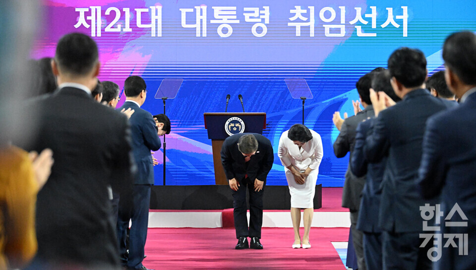 이재명 대통령 당선인과, 아내  김혜경 여사가 4일 서울 여의도 국회 로텐더홀에서 열린 21대 대통령 취임식에 참석해 인사하고 있다. / 최대성 기자 dpdaesung@sporbiz.co.kr 2025.06.04.