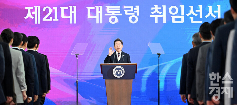 이재명 21대 대통령 당선인이 4일 서울 여의도 국회 로텐더홀에서 열린 취임식에 참석해 선서하고 있다. / 최대성 기자 dpdaesung@sporbiz.co.kr 2025.06.04.