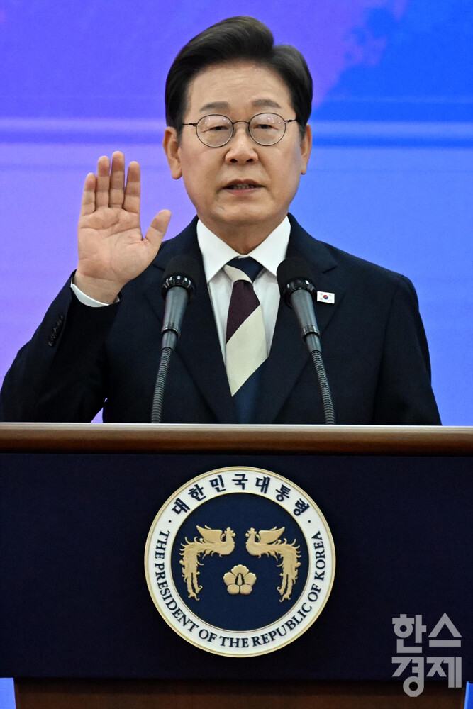 이재명 21대 대통령 당선인이 4일 서울 여의도 국회 로텐더홀에서 열린 취임식에 참석해 선서하고 있다. / 최대성 기자 dpdaesung@sporbiz.co.kr 2025.06.04.