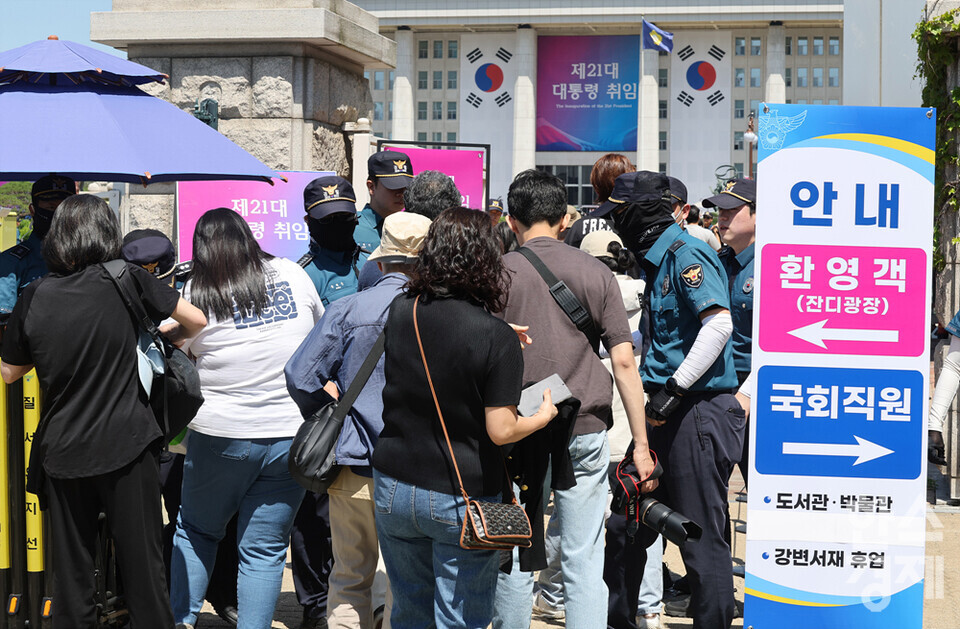 시민들이 4일 서울 여의도 국회에서 열리는 이재명 대통령 취임식에 참석하기 위해 잔디광장으로 입장하고 있다. / 최대성 기자 dpdaesung@sporbiz.co.kr 2025.06.04.