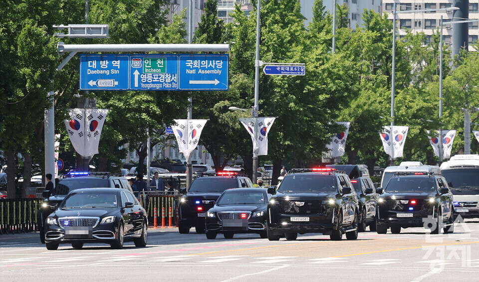 이재명 대통령이 4일 서울 여의도 국회에서 열리는 취임식에 참석하기 위해 차량으로 이동하고 있다. / 최대성 기자 dpdaesung@sporbiz.co.kr 2025.06.04.