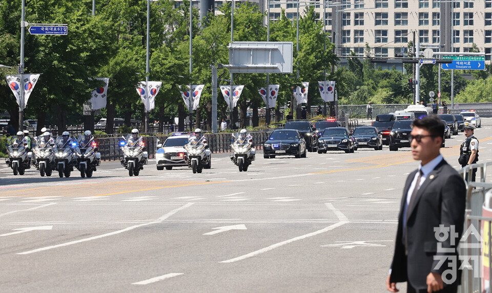 이재명 대통령이 4일 서울 여의도 국회에서 열리는 취임식에 참석하기 위해 차량으로 이동하고 있다. / 최대성 기자 dpdaesung@sporbiz.co.kr 2025.06.04.