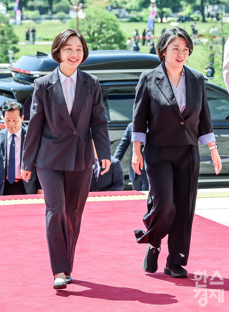 김재연 진보당 상임대표와 용혜인 기본소득당 대표가 4일 서울 여의도 국회에서 열리는 21대 대통령 취임식에 참석하고 있다. / 최대성 기자 dpdaesung@sporbiz.co.kr 2025.06.04.
