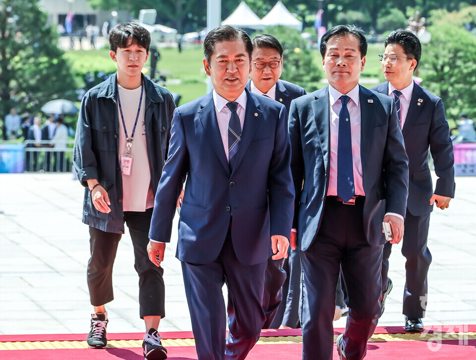 정청래 더불어민주당 의원 등 의원들이 4일 서울 여의도 국회에서 열리는 21대 대통령 취임식에 참석하고 있다. / 최대성 기자 dpdaesung@sporbiz.co.kr 2025.06.04.