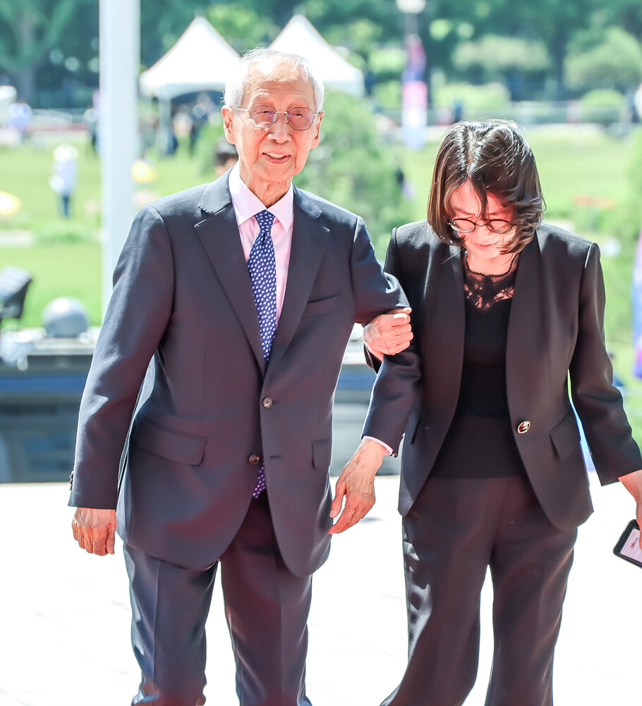 윤여준 더불어민주당 상임총괄선대위원장이 4일 서울 여의도 국회에서 열리는 21대 대통령 취임식에 참석하고 있다. / 최대성 기자 dpdaesung@sporbiz.co.kr 2025.06.04.