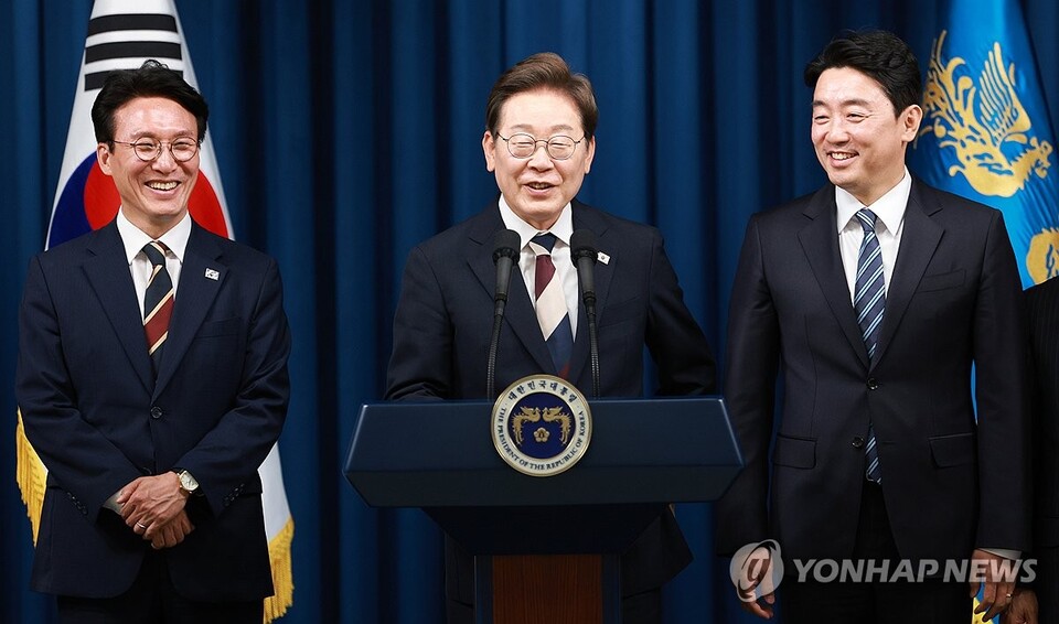  이재명 대통령이 4일 서울 용산 대통령실 청사에서 국무총리 후보자로 김민석 의원(왼쪽), 대통령비서실장으로 강훈식 의원 등 첫 인선을 발표하고 있다. /연합뉴스