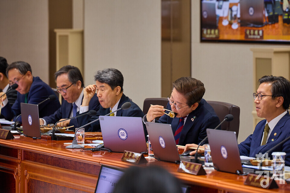 이재명 대통령이 5일 서울 용산 대통령실 청사에서 김밥으로 점심을 먹으며 국무회의를 이어가고 있다. 사진=연합뉴스