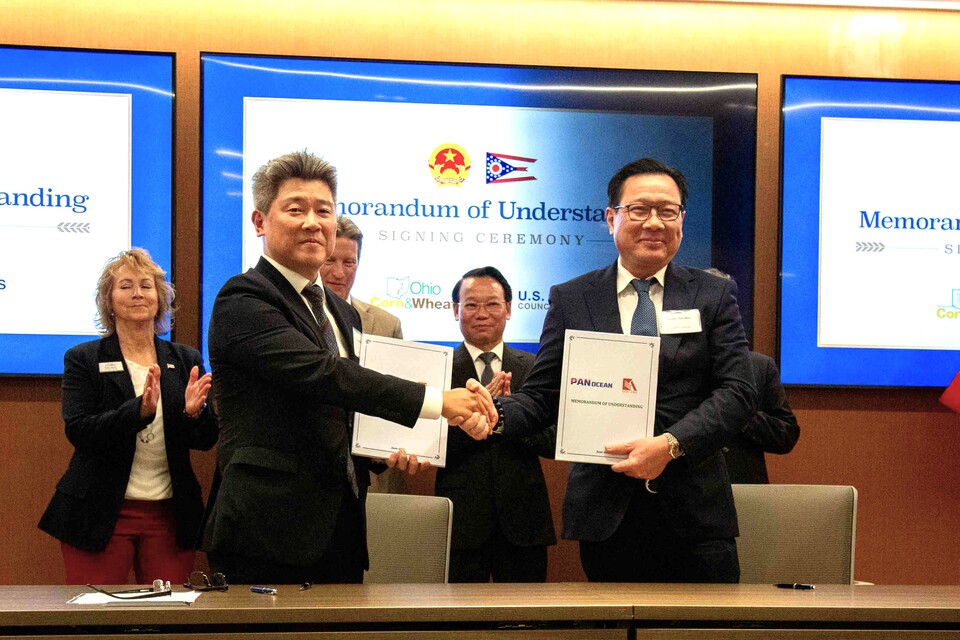 정도식 팬오션 싱가포르법인장(왼쪽)과 응우옌 투안 남 카이안 회장이 지난 4일(현지시간) 미국 오하이오주 컬럼버스에서 미국산 사료용 곡물 공급을 위한 업무협약(MOU)을 체결한 후 기념 촬영을 하고 있다./팬오션