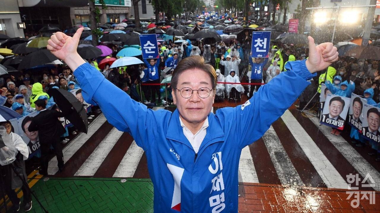 ▲더불어민주당 이재명 대선 후보가 지난달 15일 전남 순천시 연향동 패션의 거리에서 연설을 마치고 기념 촬영하고 있다. (사진=김문수 의원실) 