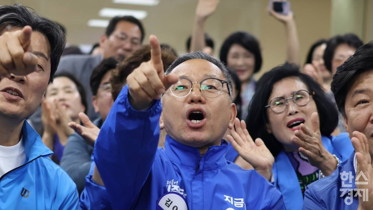 ▲김문수 국회의원과 민주당 순천 지역위 관계자들이 지난 3일 개표에 앞서 지상파 3사 출구조사에서 이재명 후보가 앞서는 것으로 발표되자 환호하고 있다. (사진=김문수 의원실)