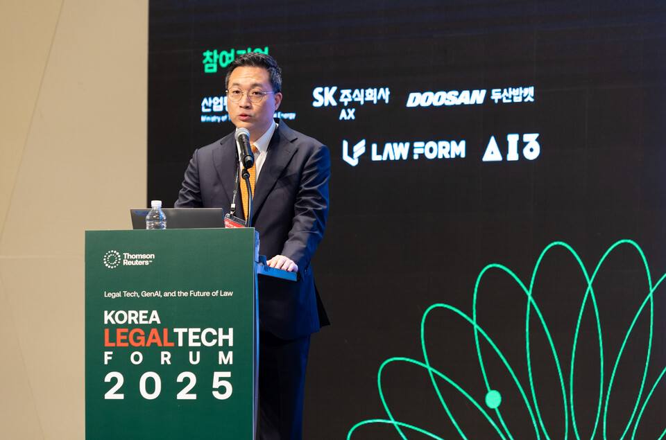 5일 서울드래곤시티호텔에서 열린 ‘코리아 리걸테크 포럼 2025’에서 김준원 톰슨로이터코리아 대표가 “AI는 법률 실무의 필수”라며 법률업계의 변화와 과제를 강조하고 있다.