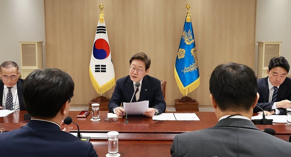 이재명 대통령이 4일 용산 대통령실 청사에서 '대통령 1호 명령, 비상경제점검 TF 회의'를 주재하고 있다./연합뉴스 