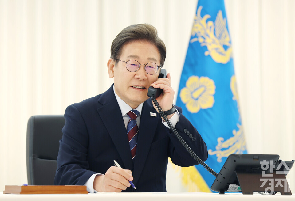 이재명 대통령이 6일 서울 한남동 관저에서 도널드 트럼프 미국 대통령과 전화 통화를 하기 위해 수화기를 들고 있다. 사진=연합뉴스