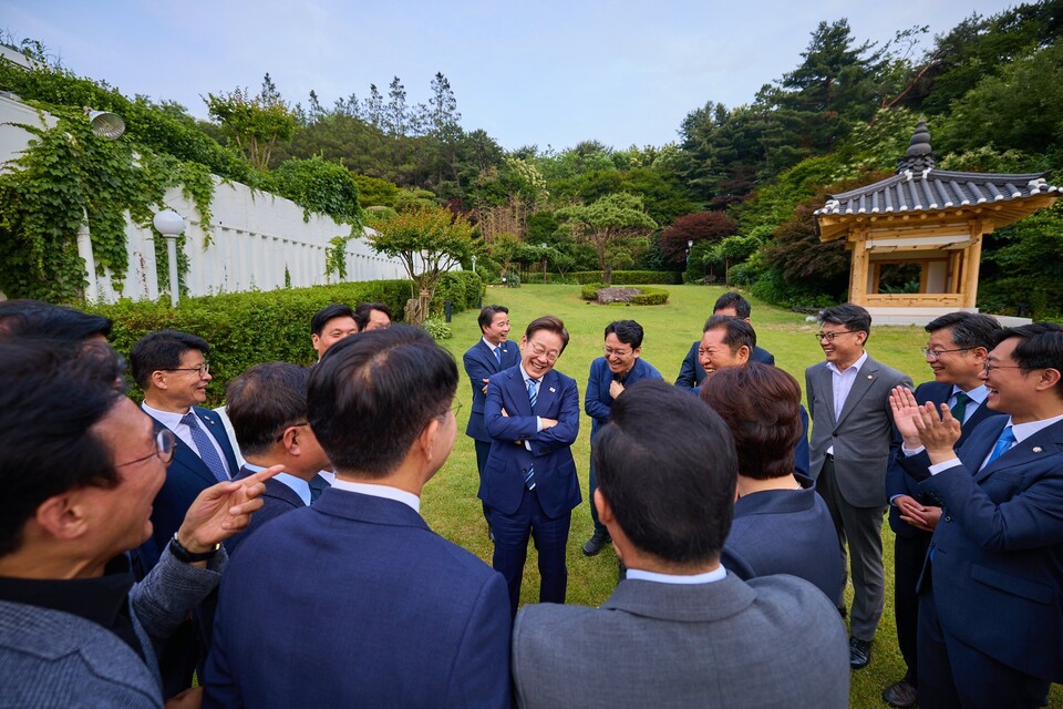 이재명 대통령이 7일 서울 용산구 한남동 관저에서 더불어민주당 지도부와 환담하며 밝은 표정으로 대화를 나누고 있다. /사진=이재명 대통령 메타(옛 페이스북)